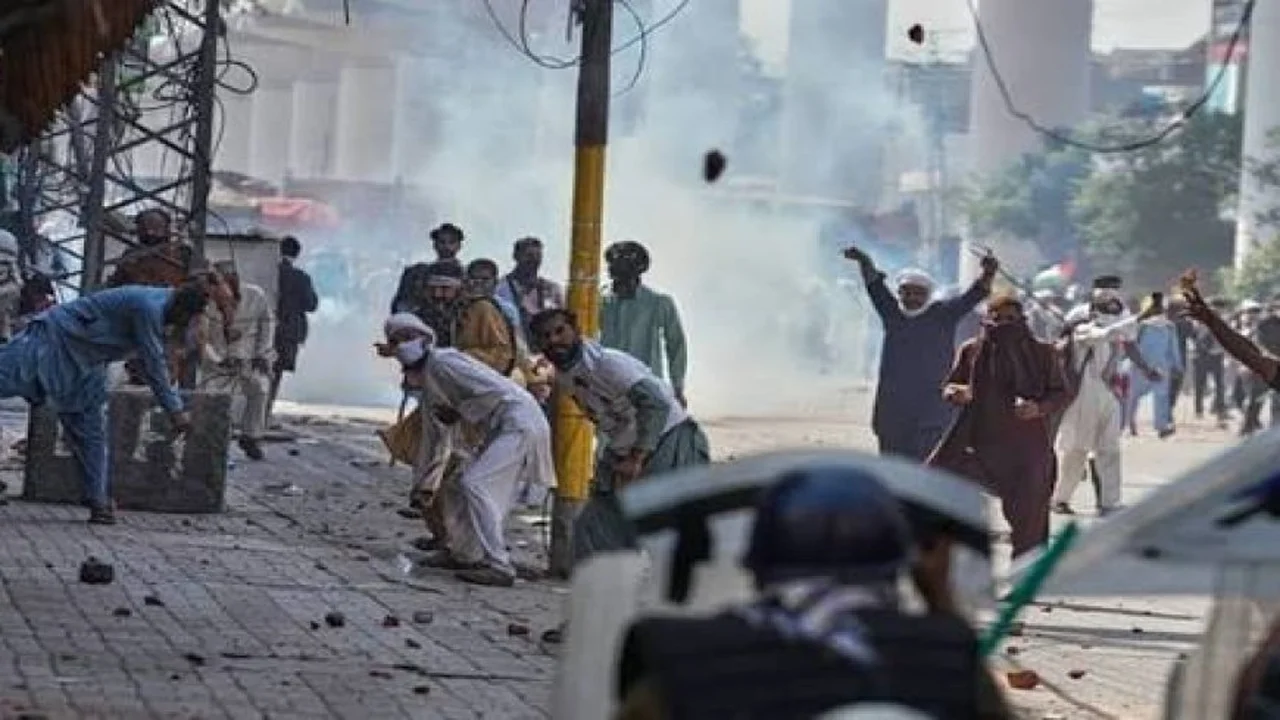 اندلاع اشتباكات عنيفة على الحدود بين القوات الأفغانية والباكستانية وسط توترات متصاعدة